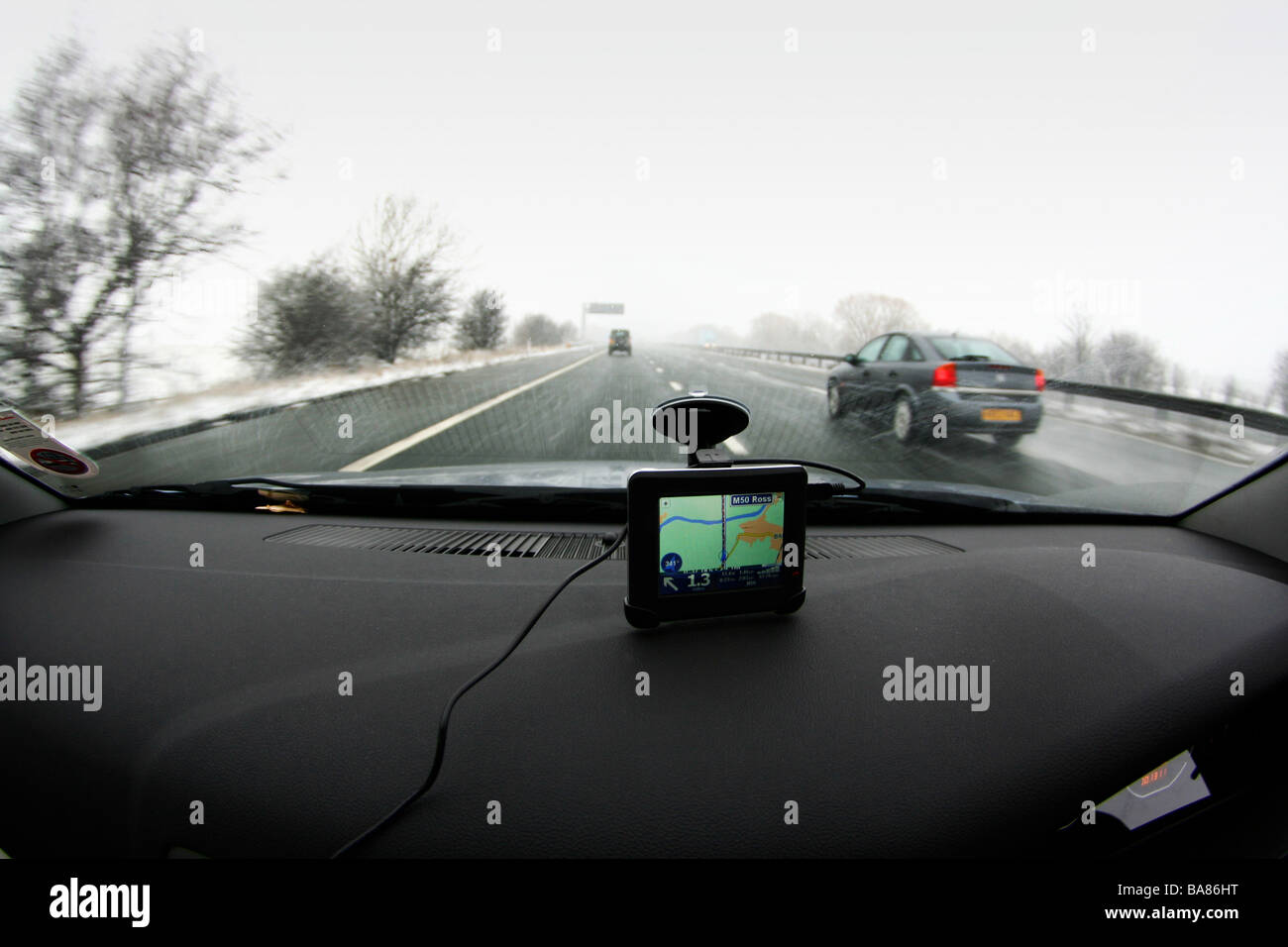 Reisen entlang der Autobahn M50 an einem grauen Wnter Tag mit Sat Nav auf Armaturenbrett Stockfoto