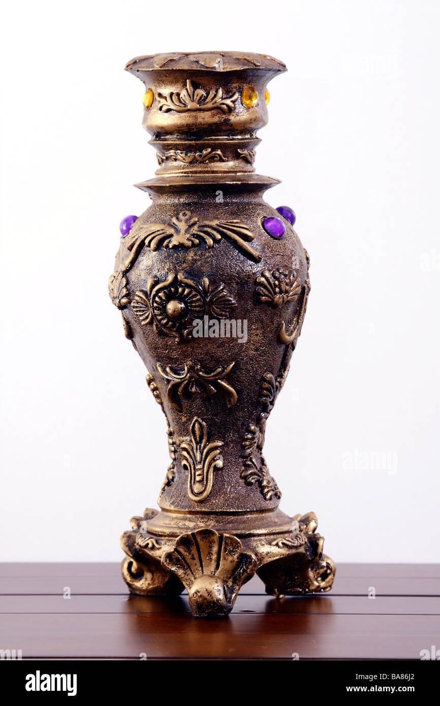 Klassische Art Vase dekoriert mit bunten Steinen Schmuck. Nahaufnahme, isoliert auf weiss (Ausschnitt) Stockfoto