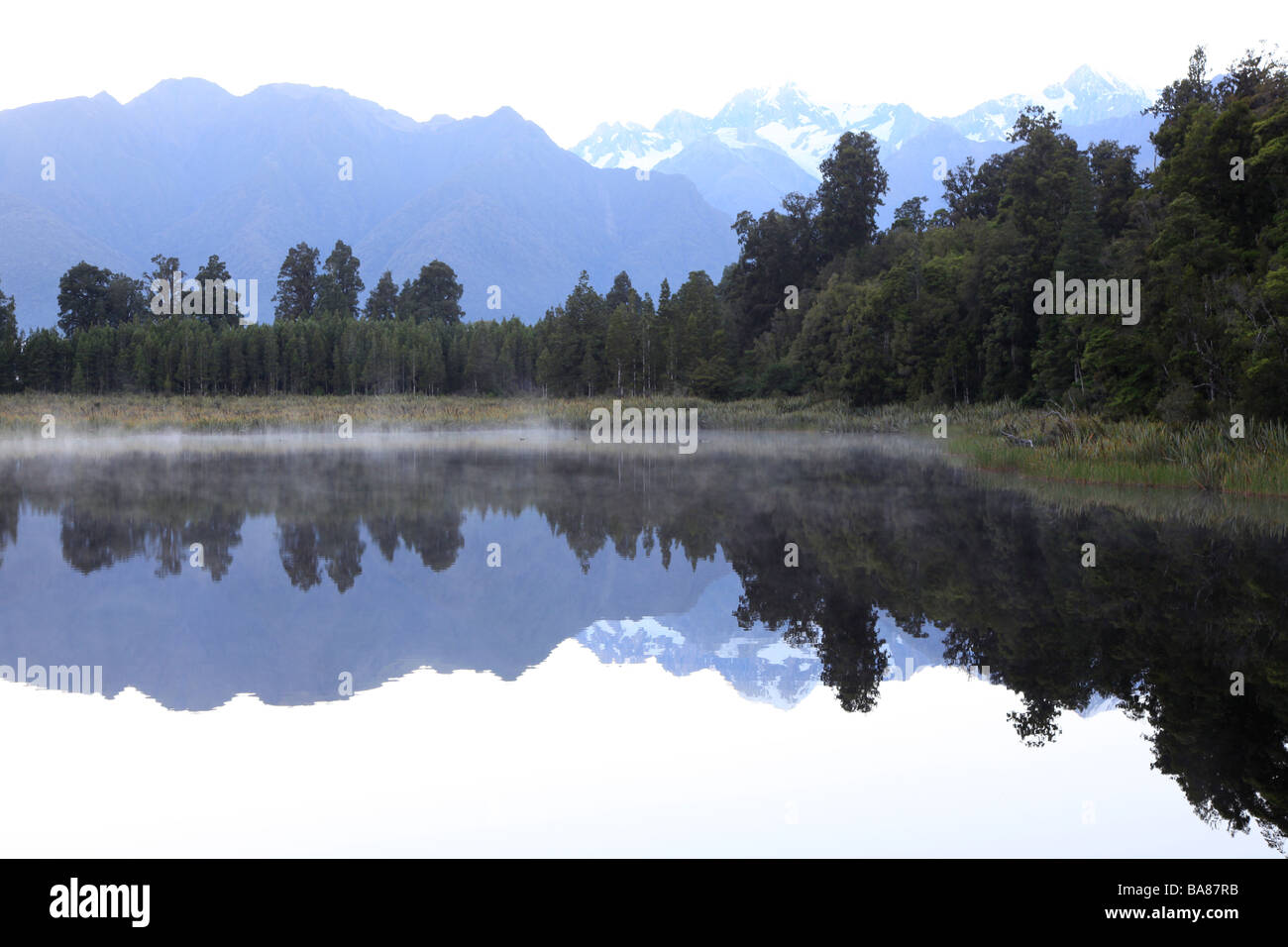 Südalpen spiegelt sich in das Stille Wasser des Lake Matheson, Franz Josef, West Coast, Südinsel, Neuseeland, Ozeanien Stockfoto