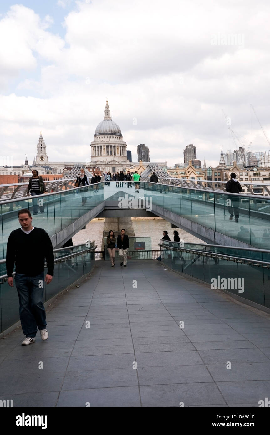 Menschen auf der Millennium Bridge führt von Tate Modern, St. Pauls, Architektur, London, Großbritannien, England, Europa, EU Stockfoto