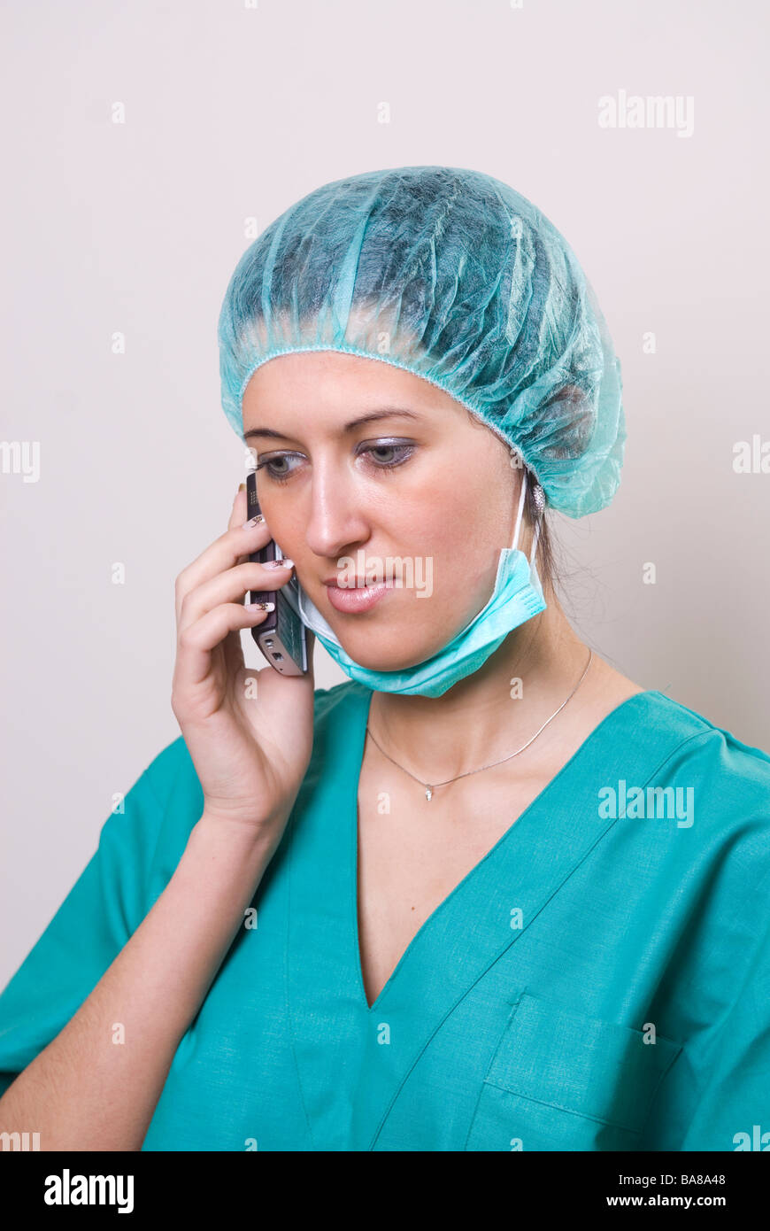Krankenschwester, telefonieren mit Handy Stockfoto