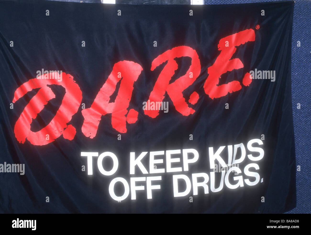 D.A.R.E Anti-Drogen-Programm Schulkind zu verhindern schützen Lehren erziehen lernen Anteil Medikament informieren Shirt Banner Zeichen zu vermeiden Stockfoto