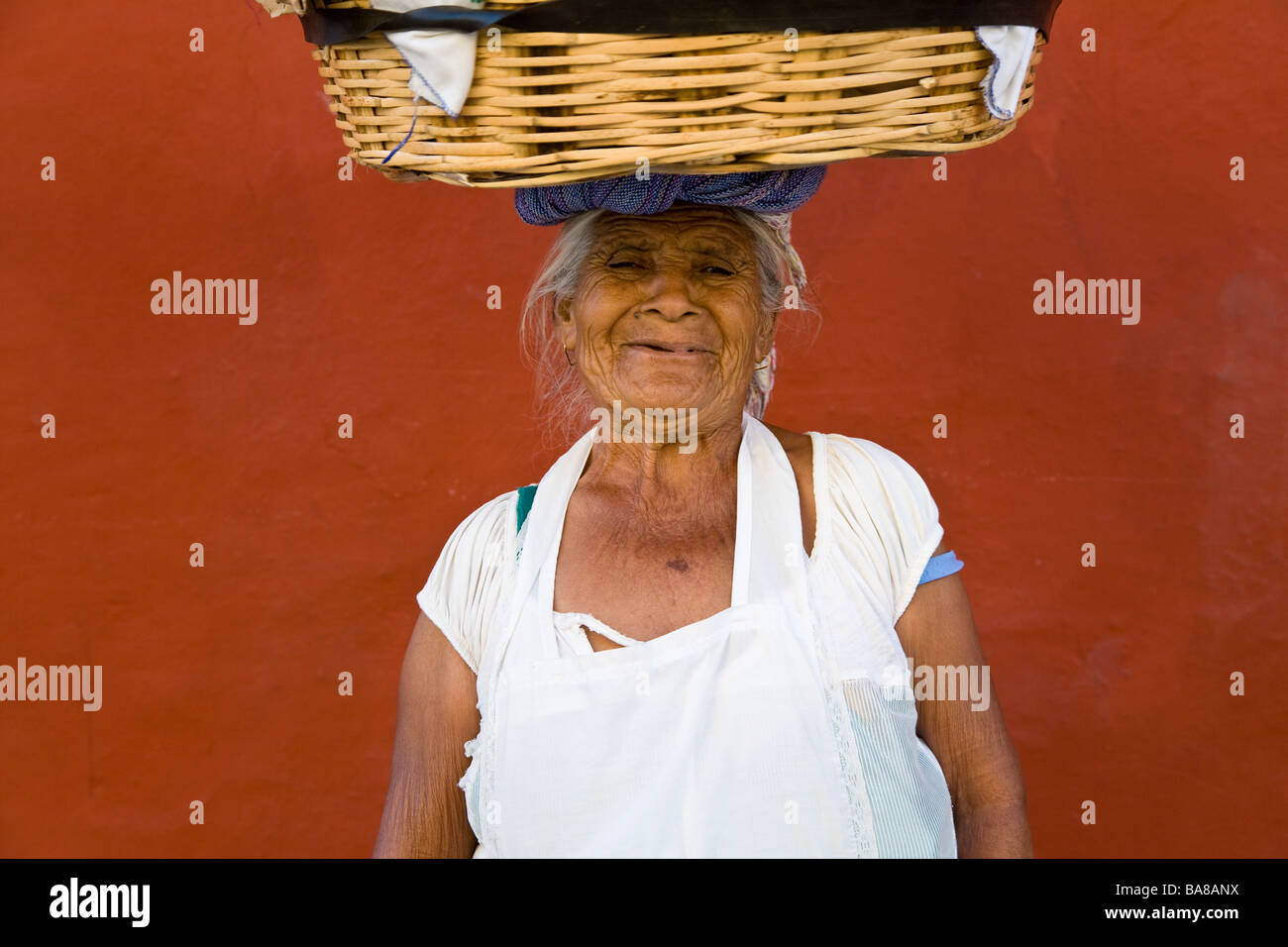 Straßenhändler mit Korb auf dem Kopf, Oaxaca, Bundesstaat Oaxaca, Mexico Stockfoto