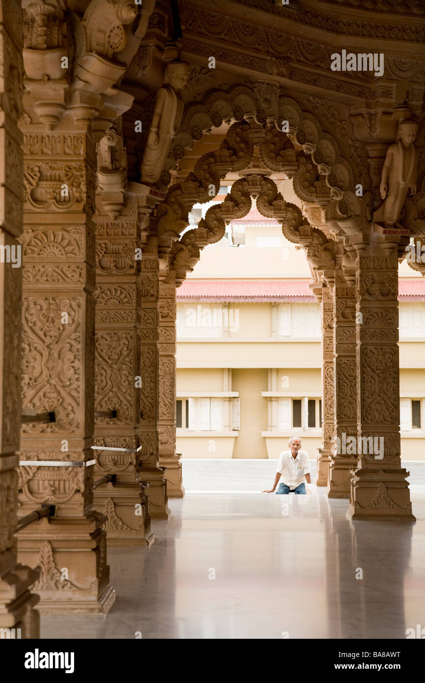 Überdachte Fläche des Herrn Baps Swaminarayan Tempels. Surat. Gujarat. Indien. Stockfoto