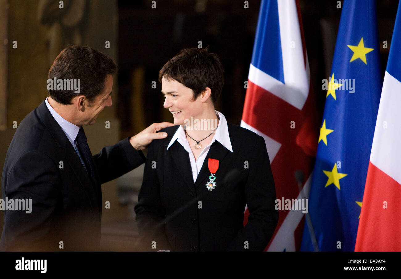 Der französische Präsident Nicolas Sarkozy präsentiert Dame Ellen MacArthur mit der Légion d ' Honneur in Greenwich Stockfoto