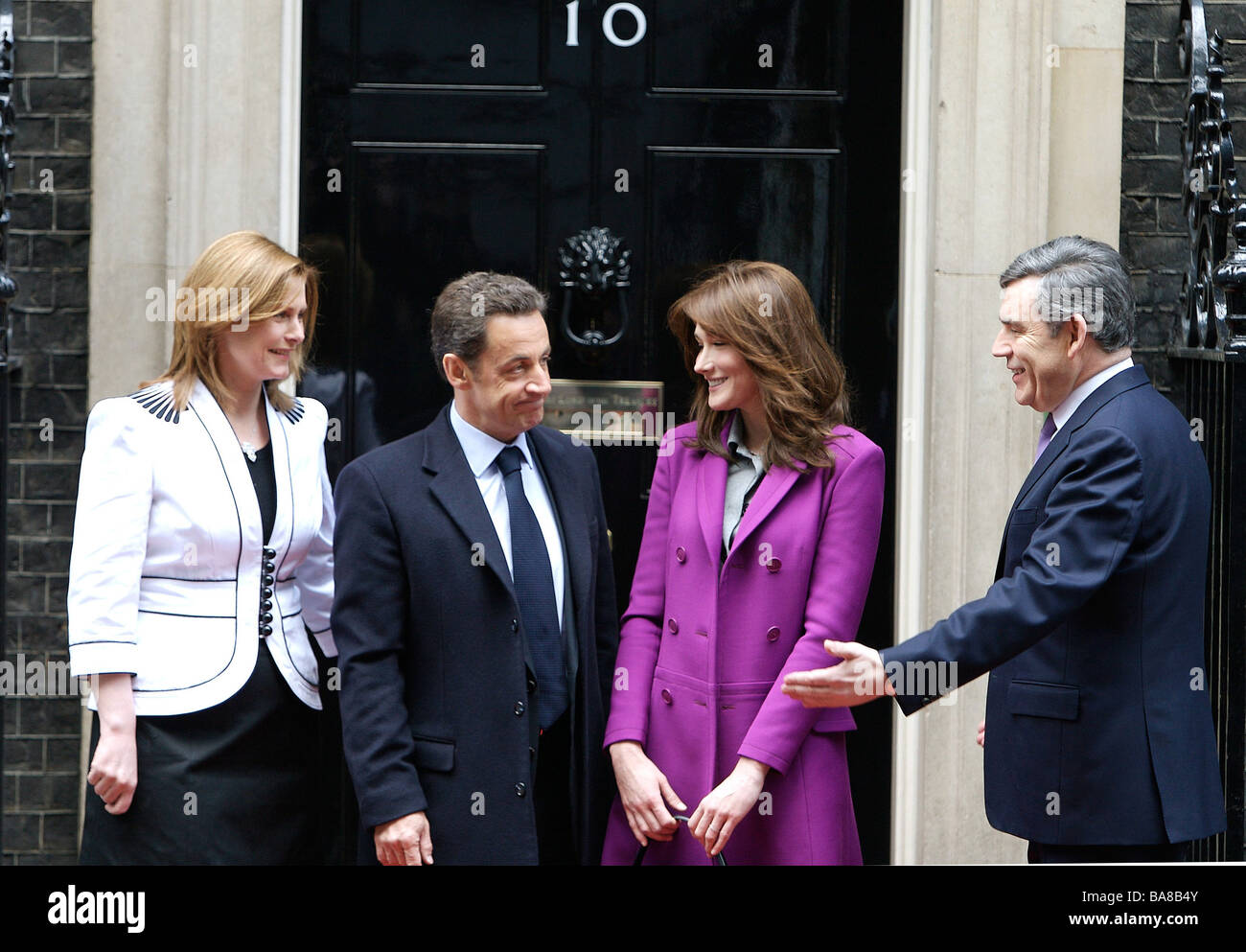 Der französische Präsident Nicolas Sarkozy und Frau Carla Bruni-Sarkozy mit Premierminister Gordon Brown und Frau Sarah in der Downing Street Stockfoto