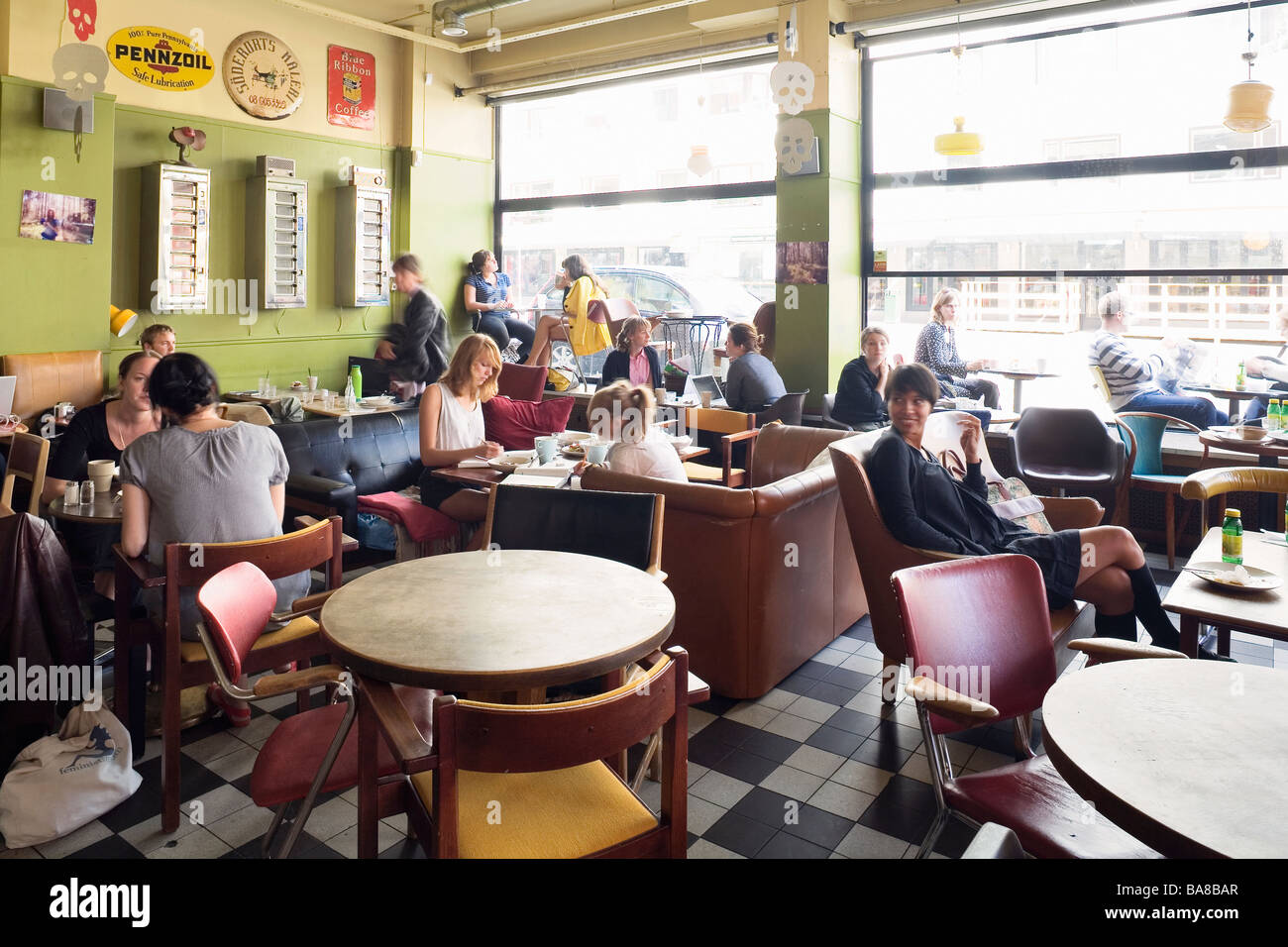 Stockholm, Schweden. Cafe String, Sofo, Södermalm, Sommer Stockfoto