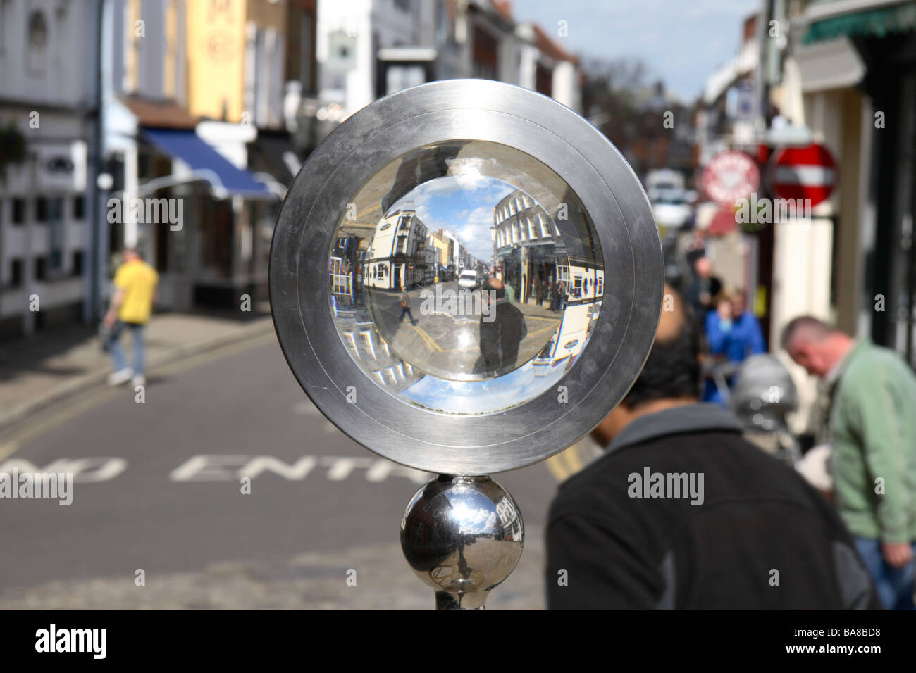 Blick durch eine "Looking Glass" in Richtung Hauptstraße, Eton, Berkshire. Stockfoto