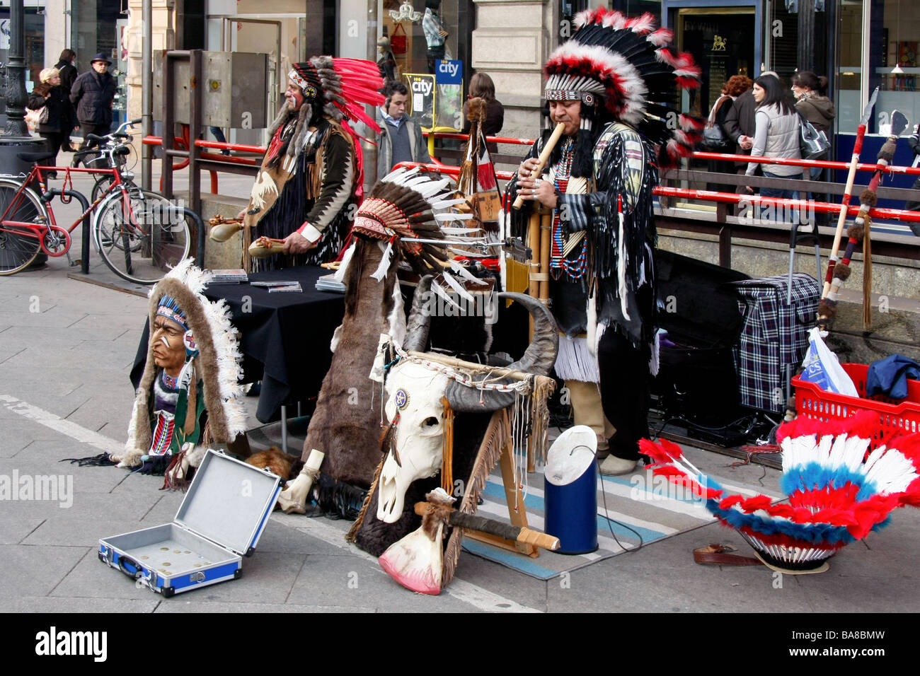 Straßenmusiker verkleidet als rote Indianer Musizieren in Mailand Stockfoto