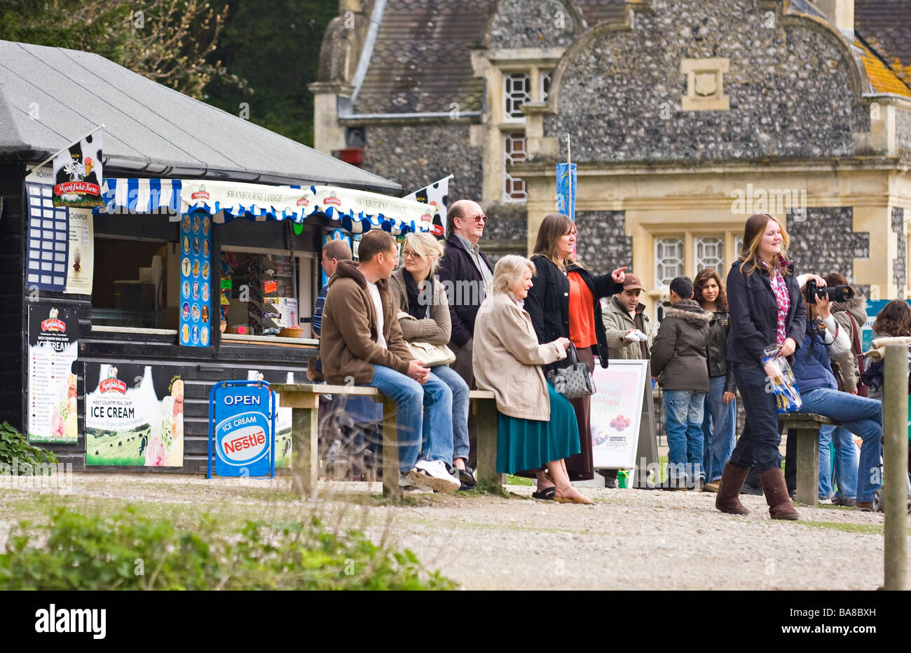 Britische Urlauber im Urlaub außerhalb des Eiskiosks in Arundel, West Sussex, Großbritannien Stockfoto