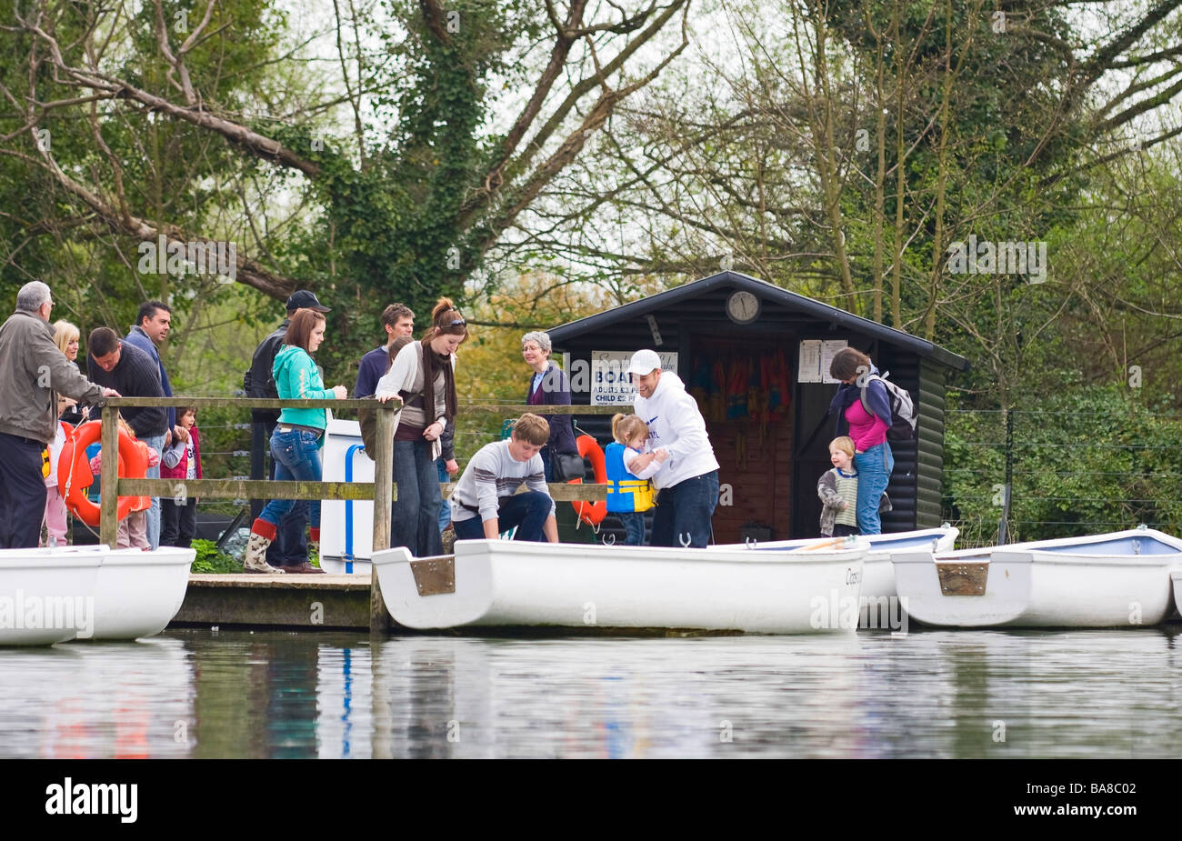 Britische Urlauber auf Bootstour am See in Sussex, Großbritannien Stockfoto