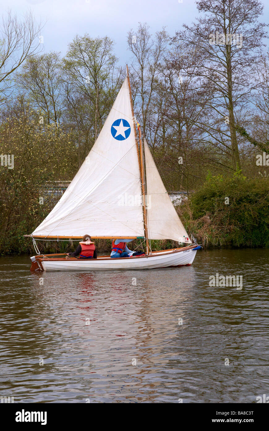 Der Fluss Bure am Horning erreichen auf den Norfolk Broads, England mit einer kleinen Jolle an einem Frühlingstag. Stockfoto