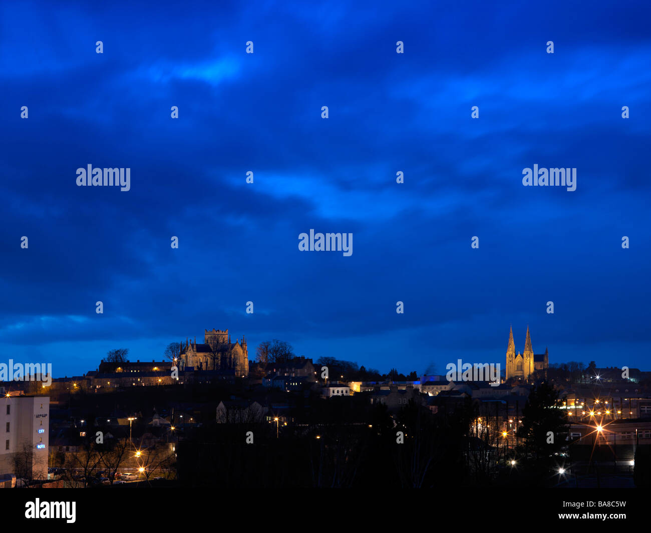 Abends Blick auf Armagh s Church of Ireland links und römisch-katholische Kathedralen beide genannte St Patrick s-Nordirland Stockfoto