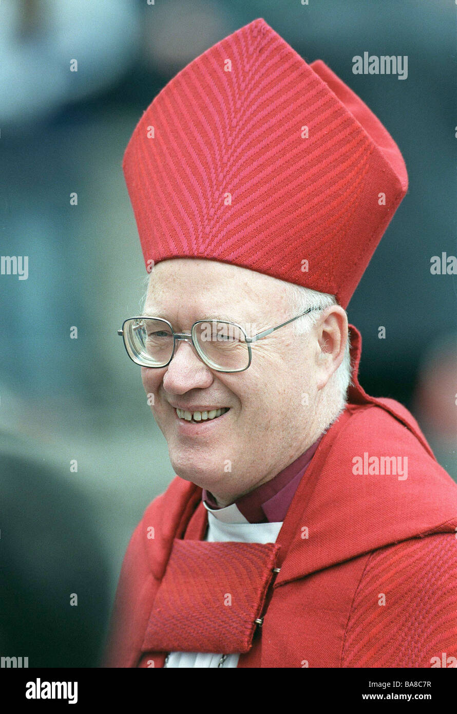 DER ERZBISCHOF VON CANTERBURY DR GEORGE CAREY BESUCHT DIE ENTHÜLLUNG DER MÄRTYRER DES 20. JAHRHUNDERTS IN DER WESTMINSTER ABBEY Stockfoto