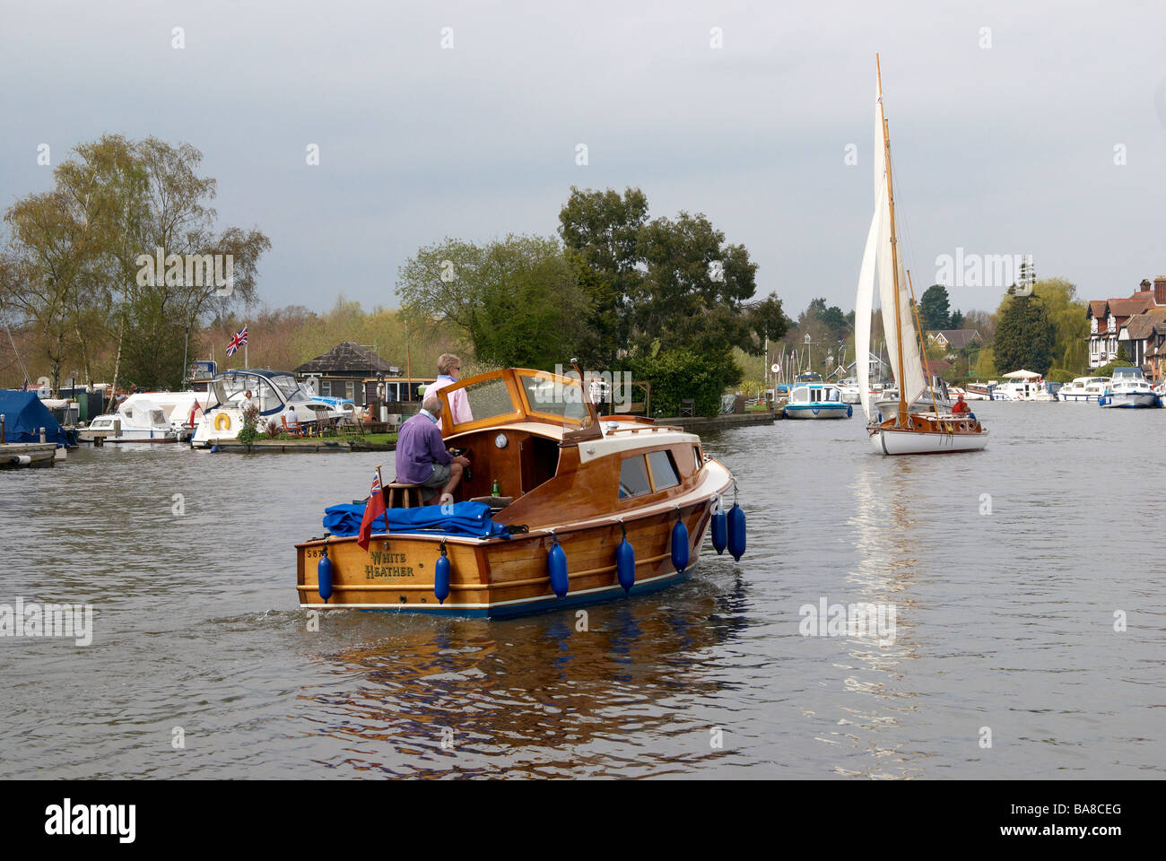 Der Fluss Bure Horning zu erreichen, auf der Norfolk Broads, England mit Motorboot und Segelyacht an einem Frühlingstag. Stockfoto