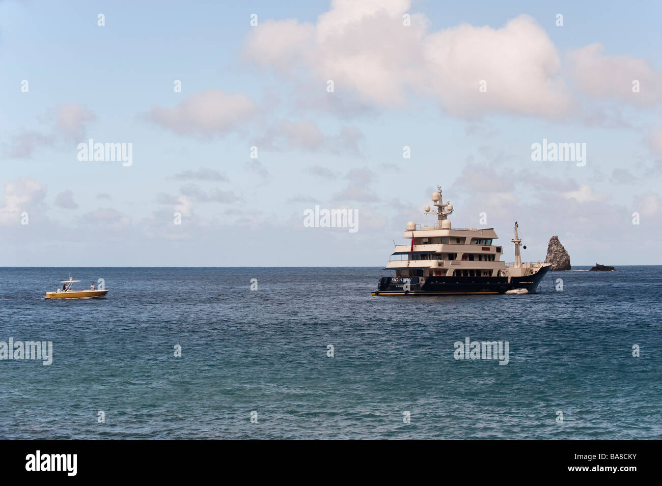 Superyacht fotografiert großen Aron vor Anker in Wells Bucht von Saba mit der Intrepid zart Rückkehr zum Boot Stockfoto