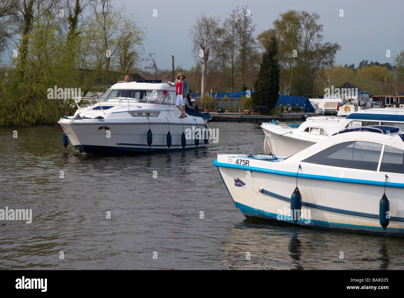 Der Fluss Bure Horning zu erreichen, auf der Norfolk Broads, England mit Motorboot und Start an einem Frühlingstag. Stockfoto