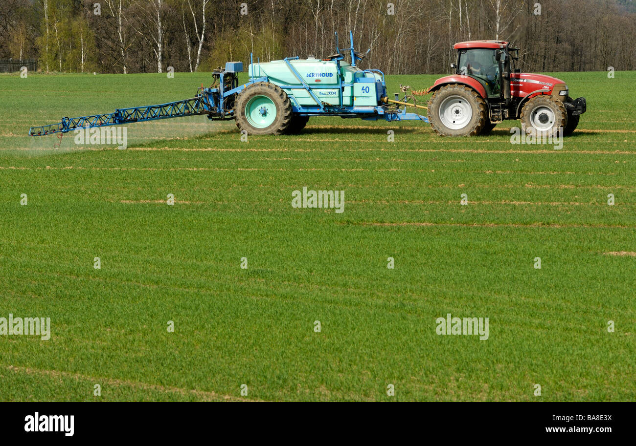 Traktor-Spritzen Dünger-Frühling Stockfoto