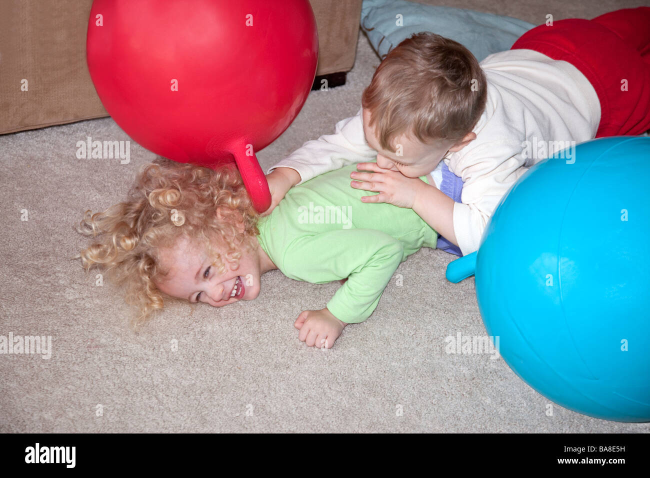 Zwei Kleinkinder im Spiel drinnen. Stockfoto