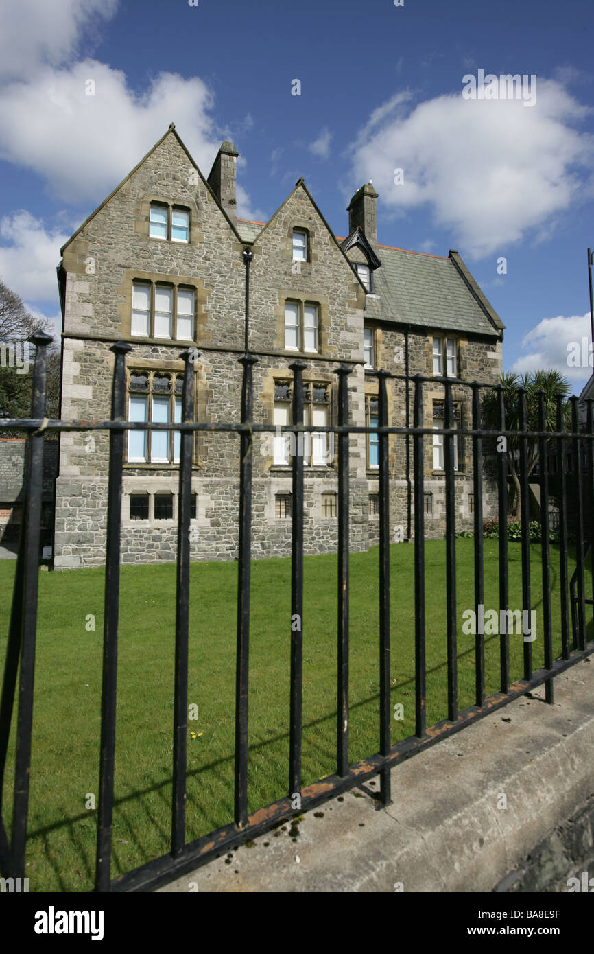 Stadt von Bangor, Wales. Das Gwynedd Rat Gwynedd Museum and Art Gallery befindet sich in der Denkmalgeschützte ehemalige alte Domherren. Stockfoto