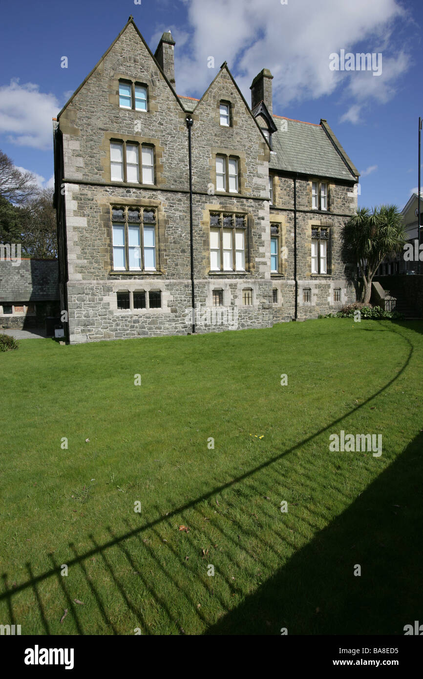 Stadt von Bangor, Wales. Das Gwynedd Rat Gwynedd Museum and Art Gallery befindet sich in der Denkmalgeschützte ehemalige alte Domherren. Stockfoto