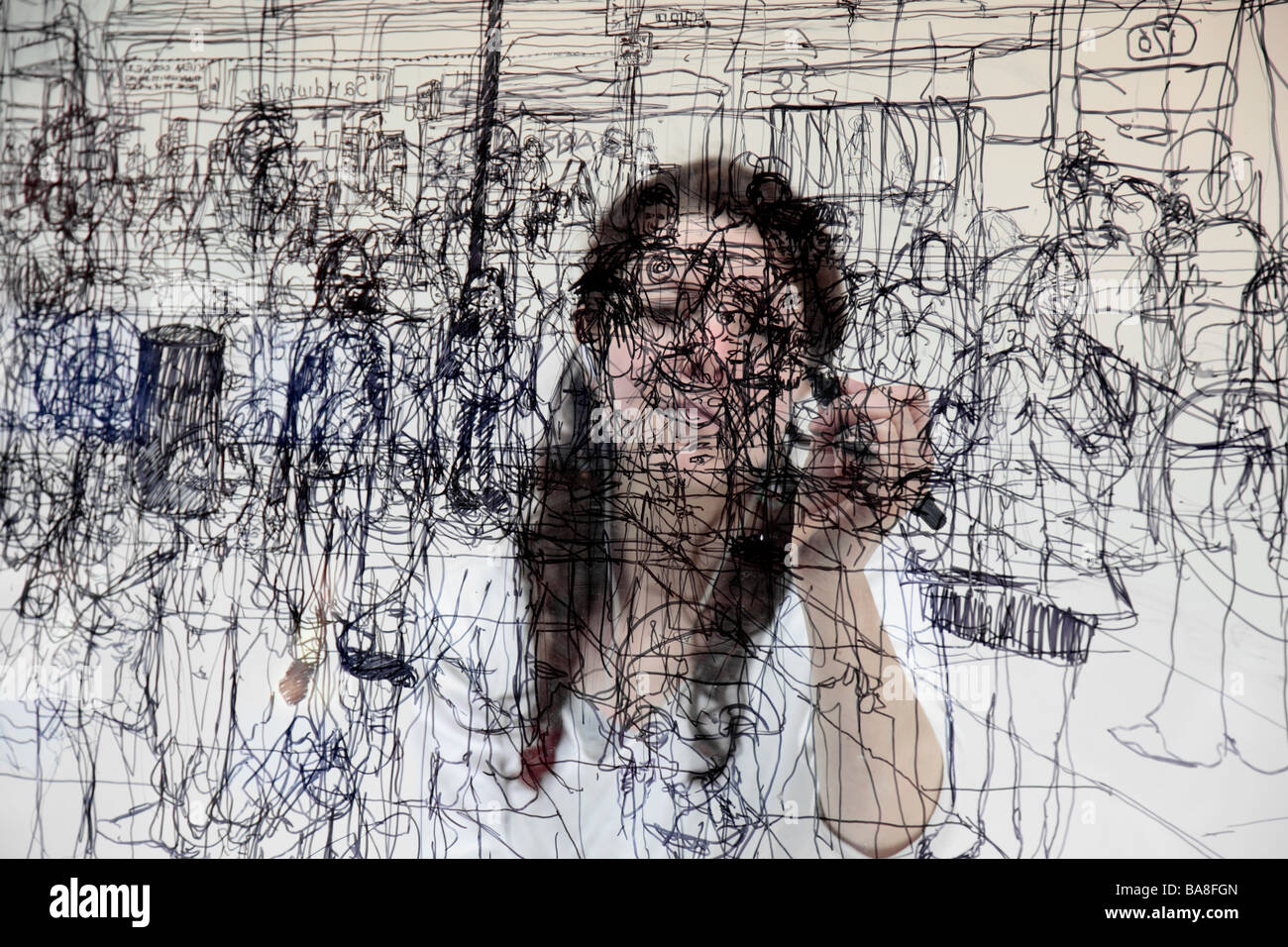 Junge Frau Kunstler Zeichnung In Einem Fenster Am Central St Martins College In London In Einer Darstellung Von Kunst Im Offentlichen Raum Stockfotografie Alamy