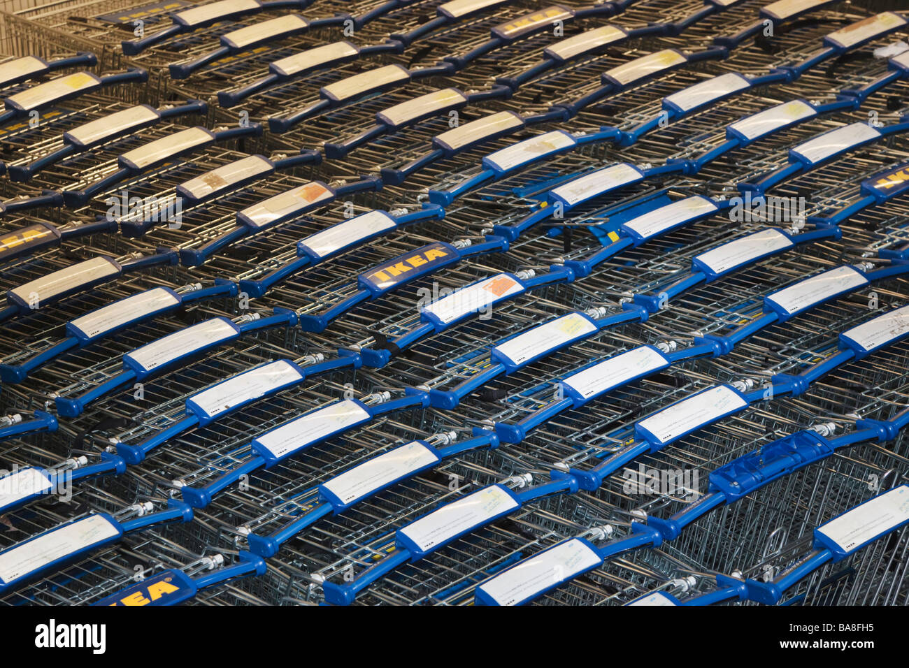 Zeilen der Einkaufswagen bei Ikea Möbeln und Einrichtungsgegenständen speichern super Malaga Malaga Provinz Costa del Sol Spain Stockfoto