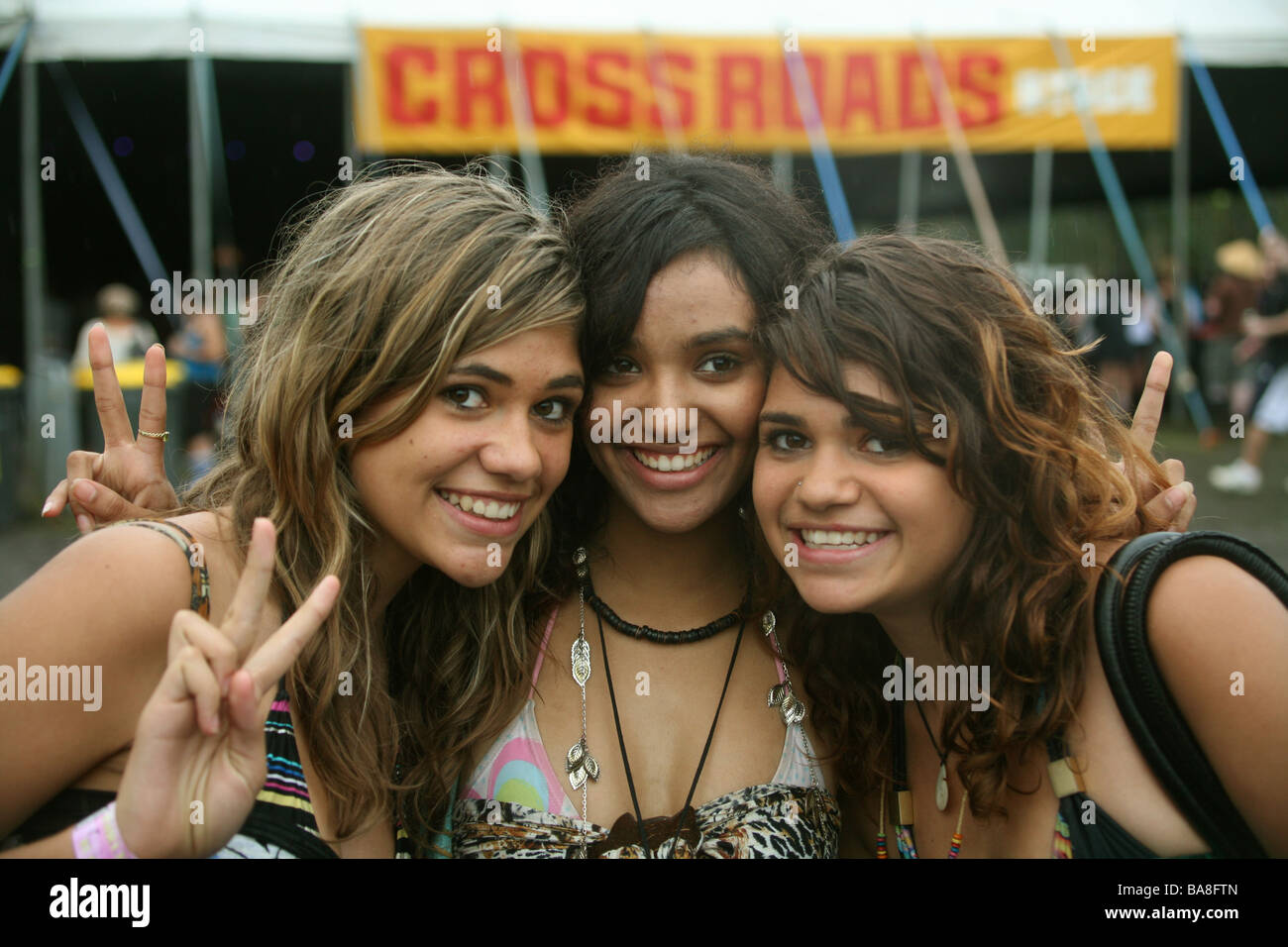 Drei schöne junge australische Mädchen von Adelaide in Byron Bay Bluesfest Stockfoto