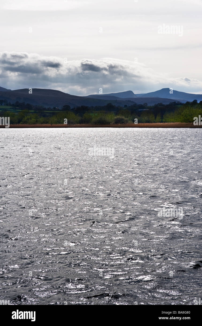 Llangorse See in Wales mit Pen y Fan in der Ferne.  Foto von Gordon Scammell Stockfoto
