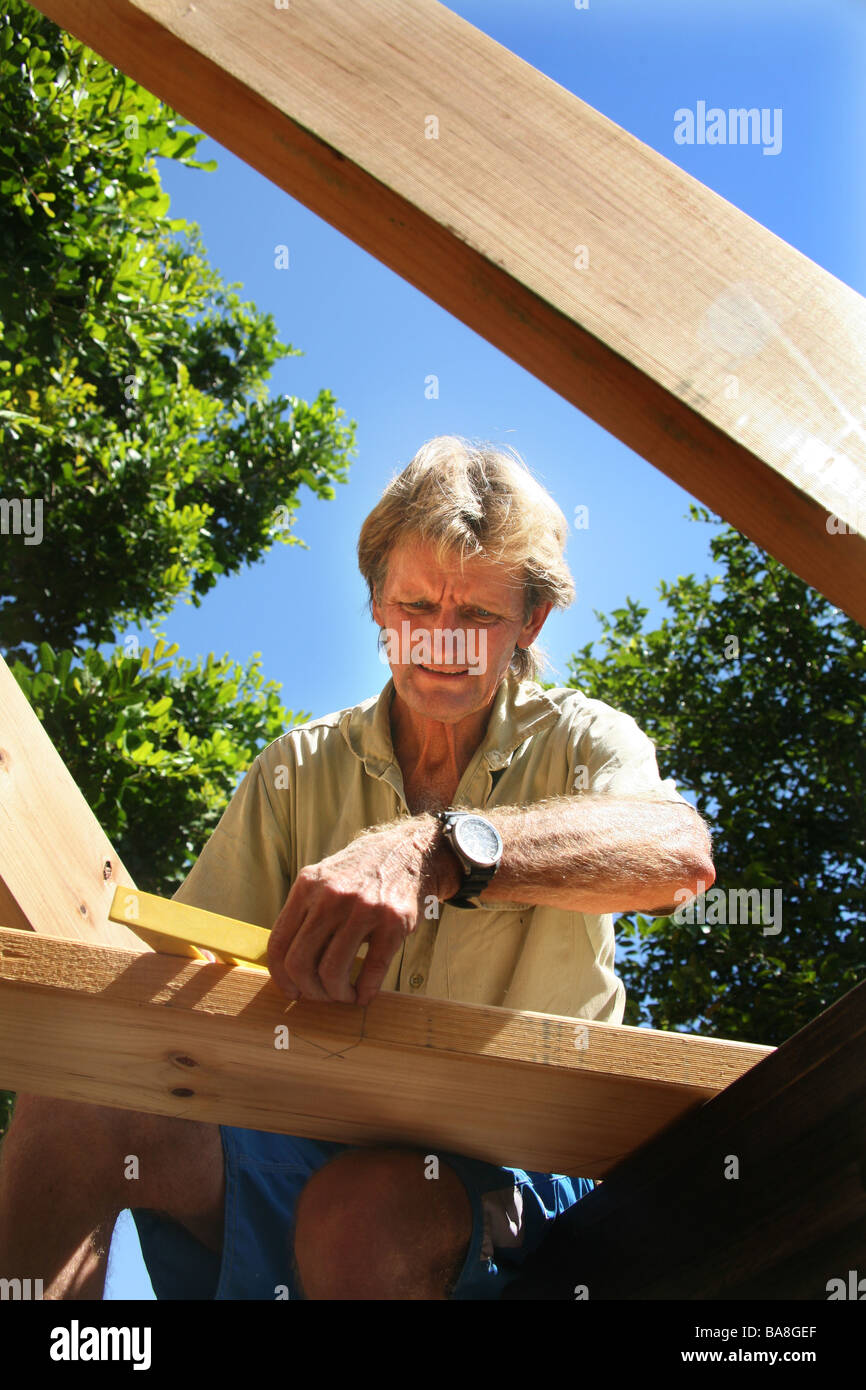 Eine Builder verwendet Geometrie Winkel auf einem Stellplatz Dach erarbeiten Stockfoto
