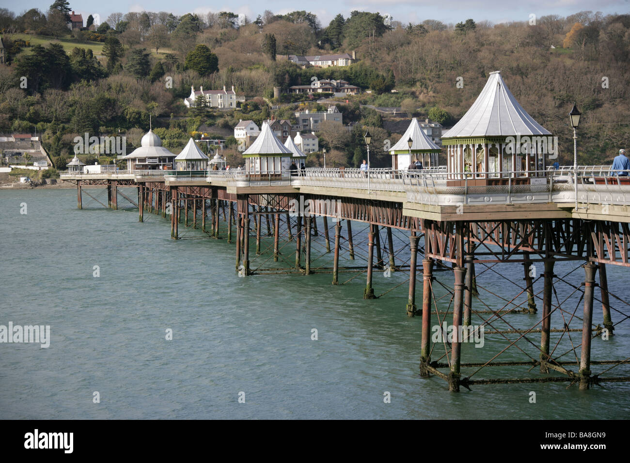 Stadt von Bangor, Wales. Im späten 20. Jahrhundert entwickelt J Webster Garth Pier über die Menai Straits. Stockfoto