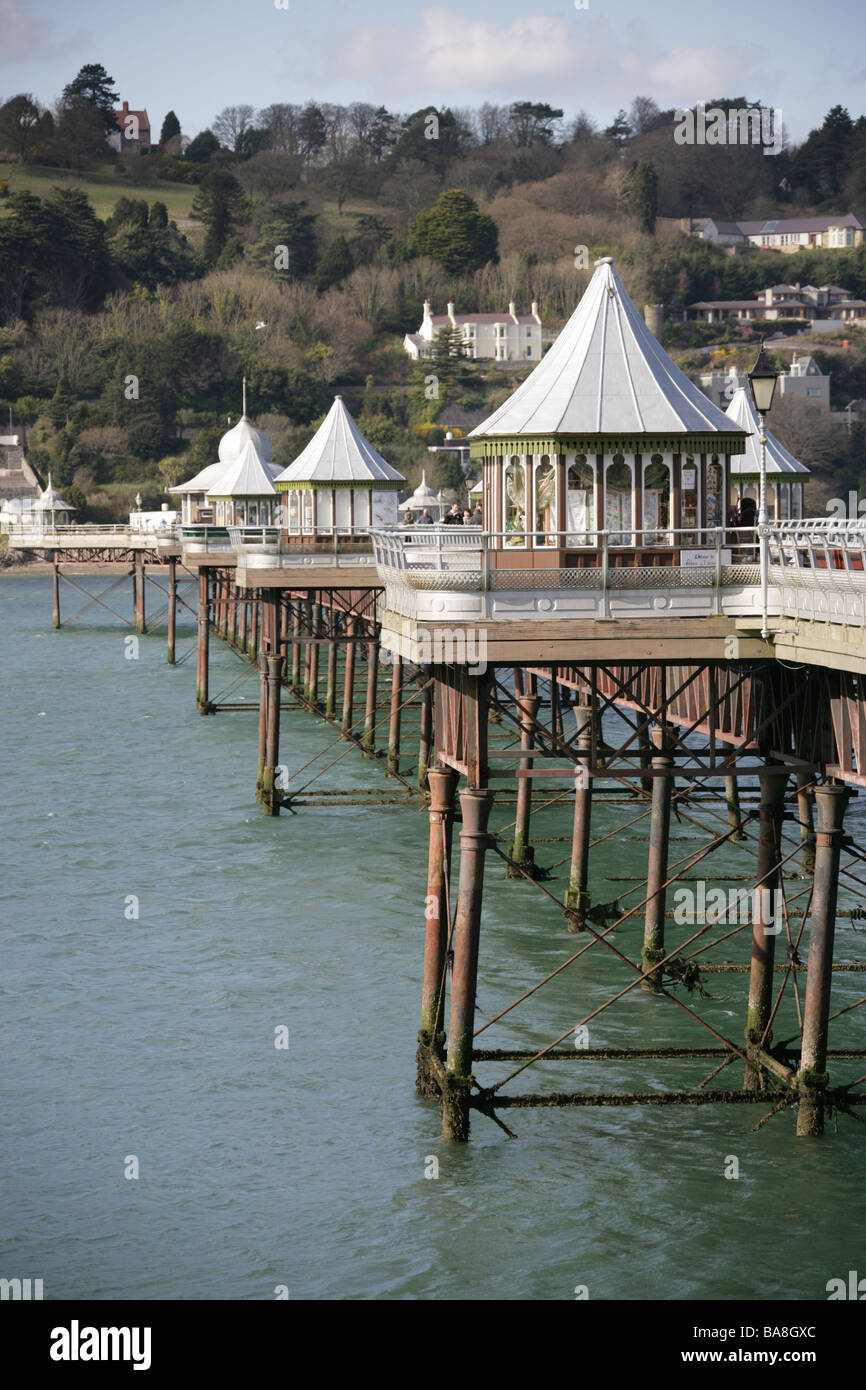 Stadt von Bangor, Wales. Im späten 20. Jahrhundert entwickelt J Webster Garth Pier über die Menai Straits. Stockfoto