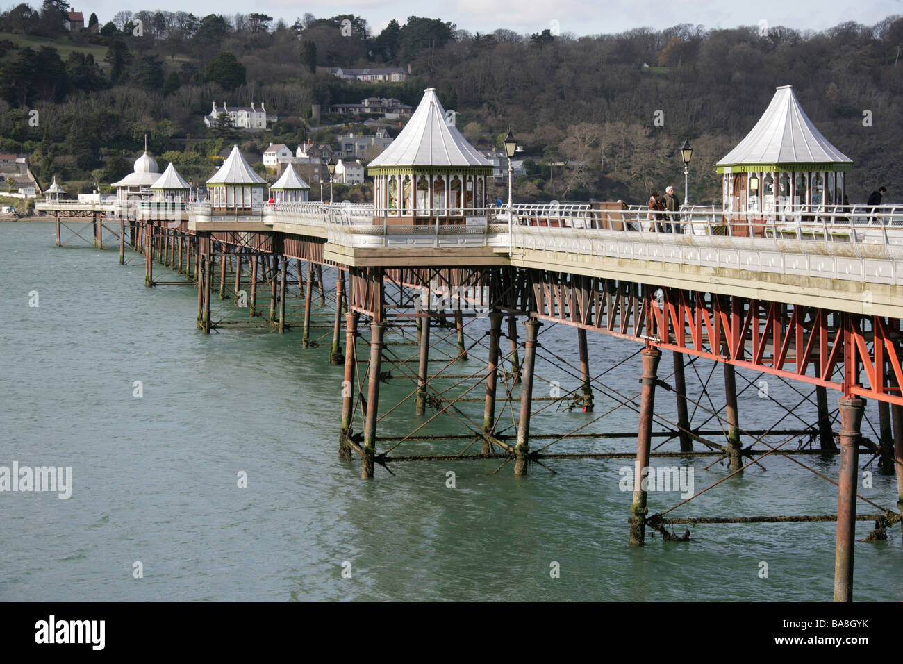 Stadt von Bangor, Wales. Im späten 20. Jahrhundert entwickelt J Webster Garth Pier über die Menai Straits. Stockfoto