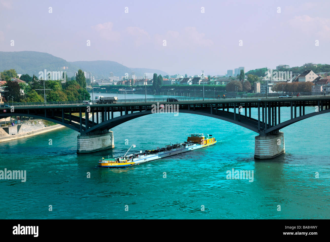 Lastkahn Piz Boval unter Basel Brücke der Wettsteinbrucke Stockfoto
