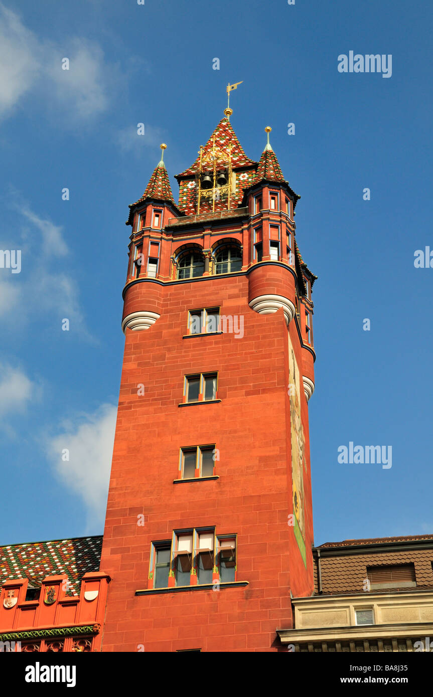 Basler Rathaus Rathausturm auf der rechten Seite, während vor dem Eingang Stockfoto