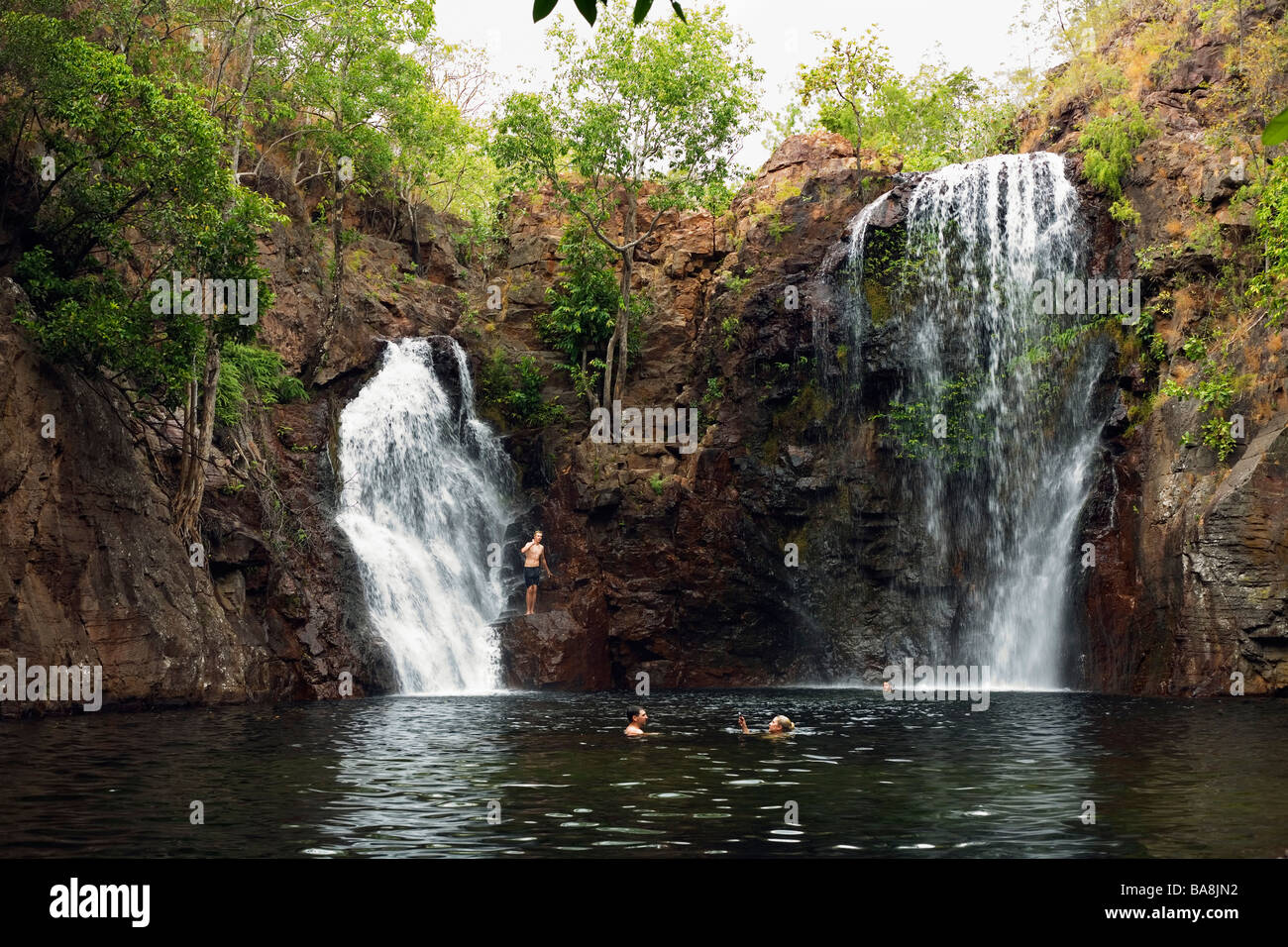 Schwimmer bei Florence Falls im Litchfield Nationalpark, Northern Territory, Australien Stockfoto