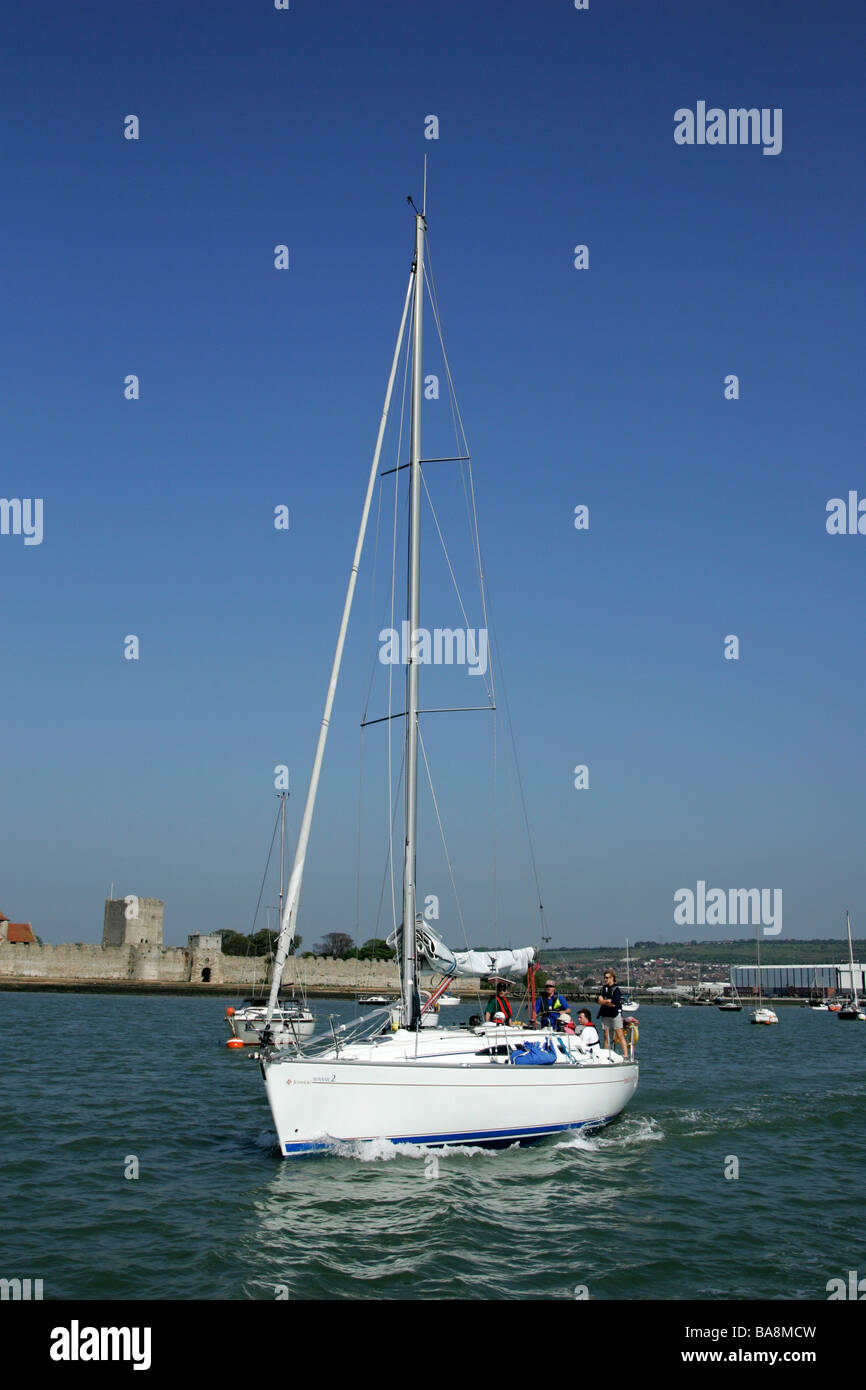 Segelboot verlässt Portsmouth Hafen unter Motorleistung am blauen Himmel Tag Stockfoto