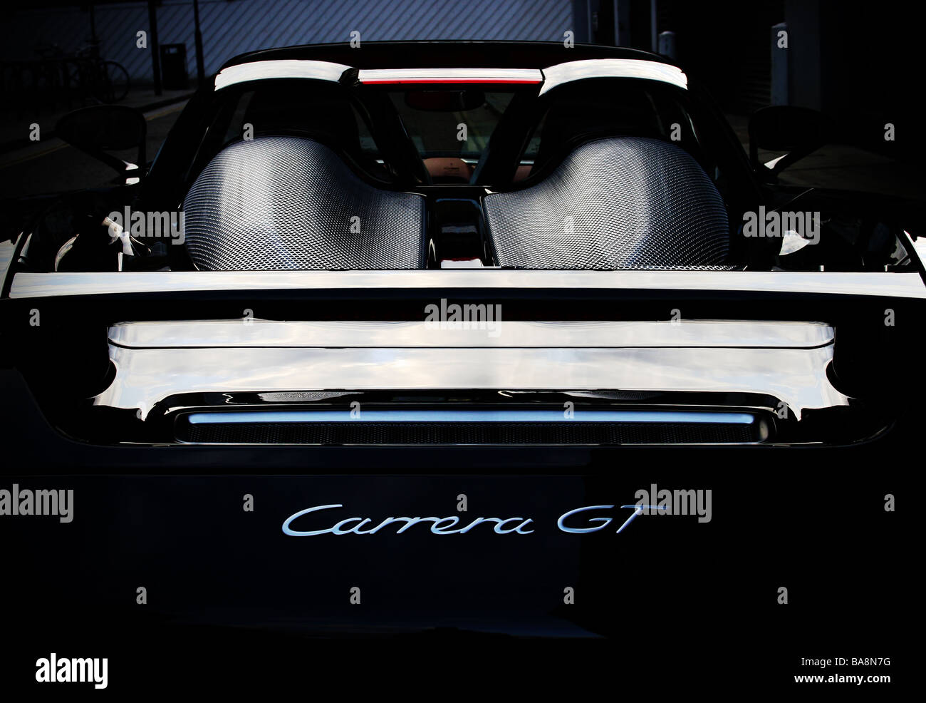 Rückansicht der Motor Abdeckung Boot und Spoiler von einem schwarzen Porsche Carrera GT Stockfoto