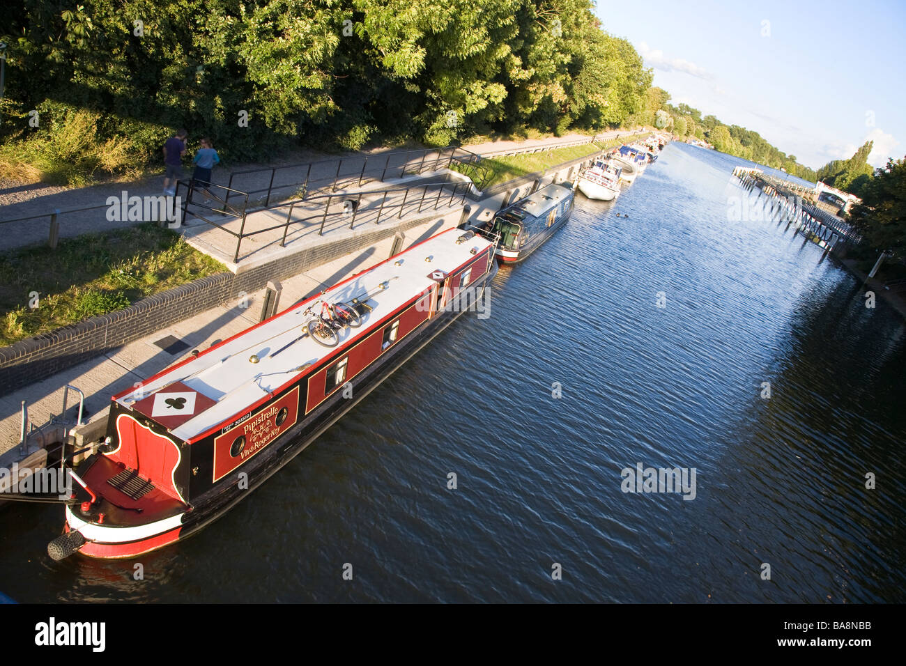 Ein Blick auf die Themse in Richtung Teddington Weir von Teddington Lock, mit einem schmalen Boot. Am frühen Abend eingenommen. Stockfoto