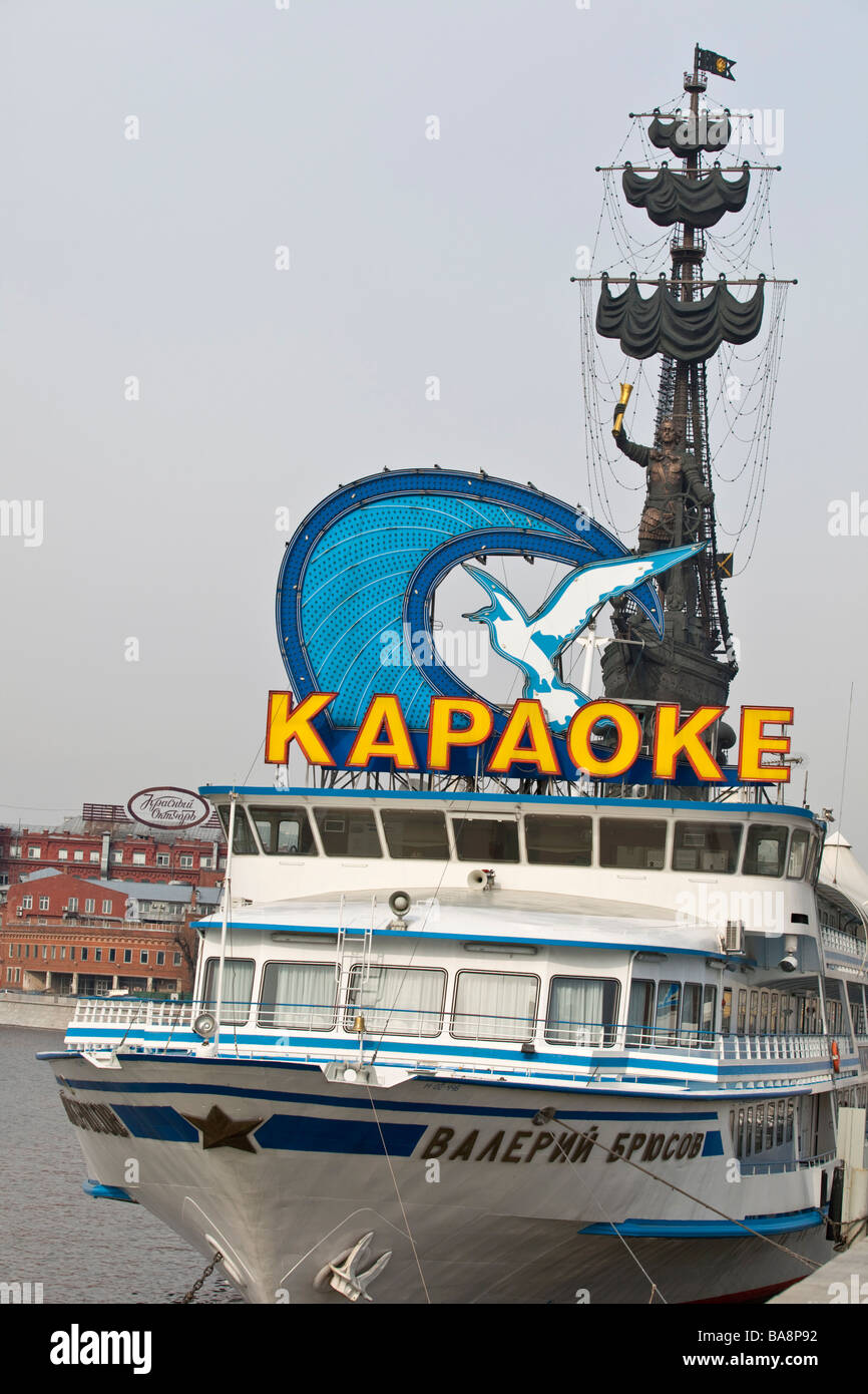Peter das große Denkmal hinter Kareoke Bar am Fluss Moskwa, Moskau, Russland. Stockfoto