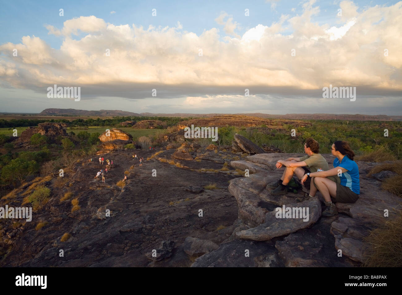 Touristen sehen Sie den Sonnenuntergang über der Nadab Aue. Ubirr, Kakadu-Nationalpark, Northern Territory, Australien Stockfoto