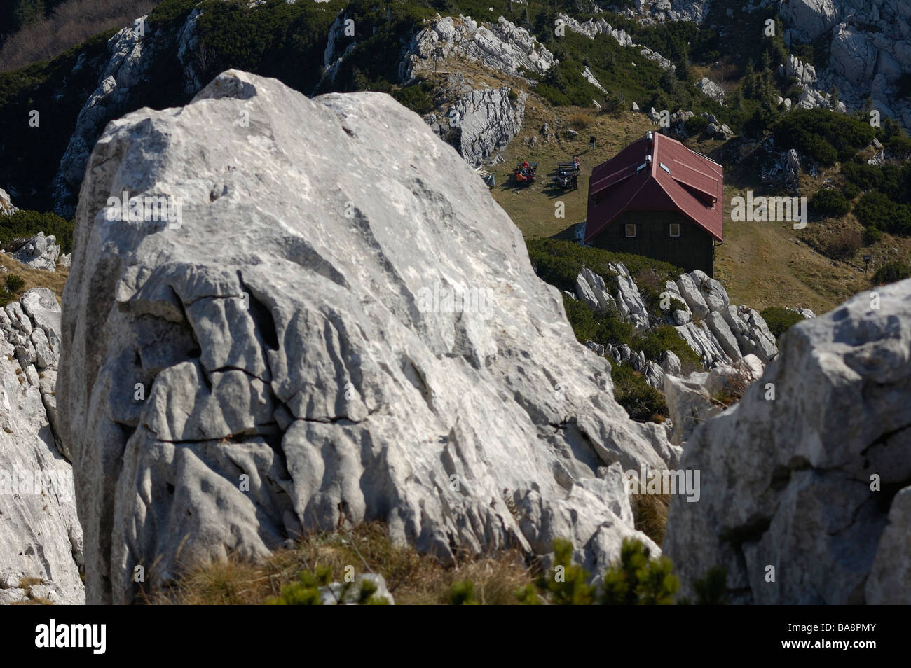 Ansicht der Mountain Lodge "Schlosserov Dom" im Nationalpark Risnjak Risnjak-Gipfels Stockfoto