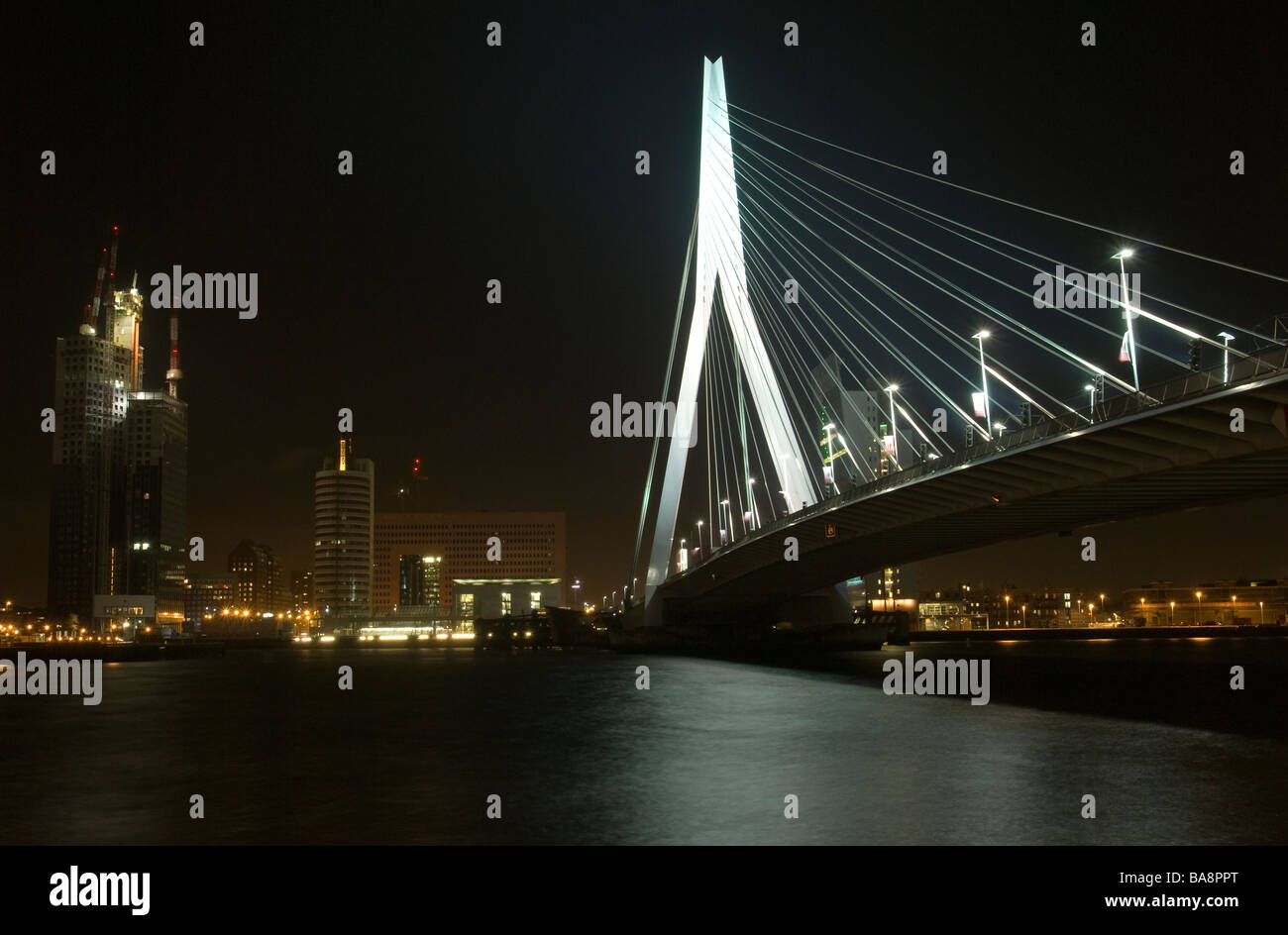 Der Erasmus-Brücke in der Nacht, Fluss Nieuwe Maas, Rotterdam, Niederlande Stockfoto