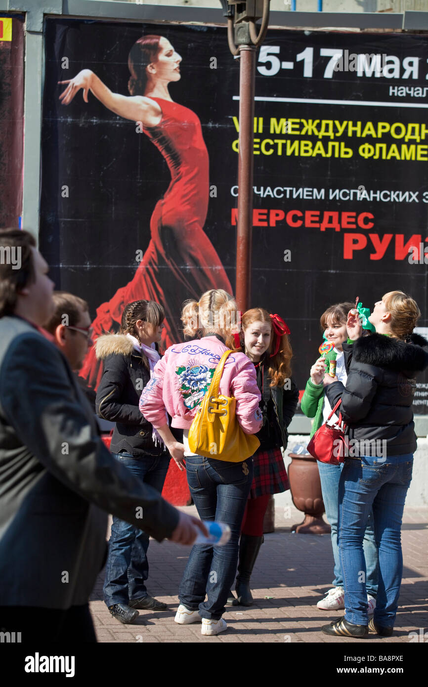 Russische Jugend spielen am Sonntag am Arbat Straße die berühmte Künstler in Moskau, Russland Stockfoto