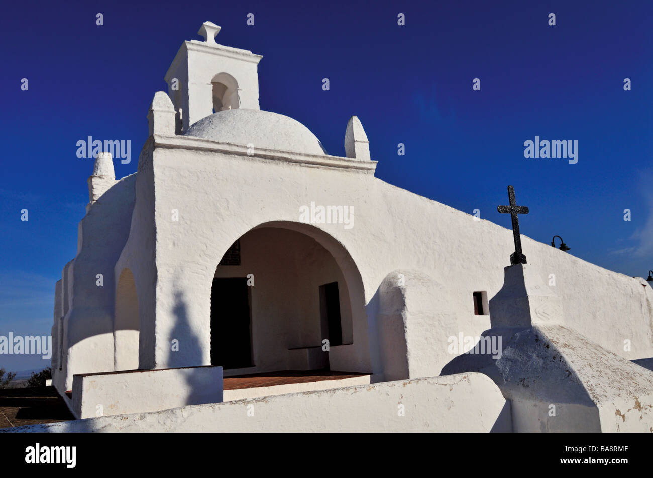Weiß getünchte Kapelle Nossa Senhora da Guadualupe in Serpa Stockfoto