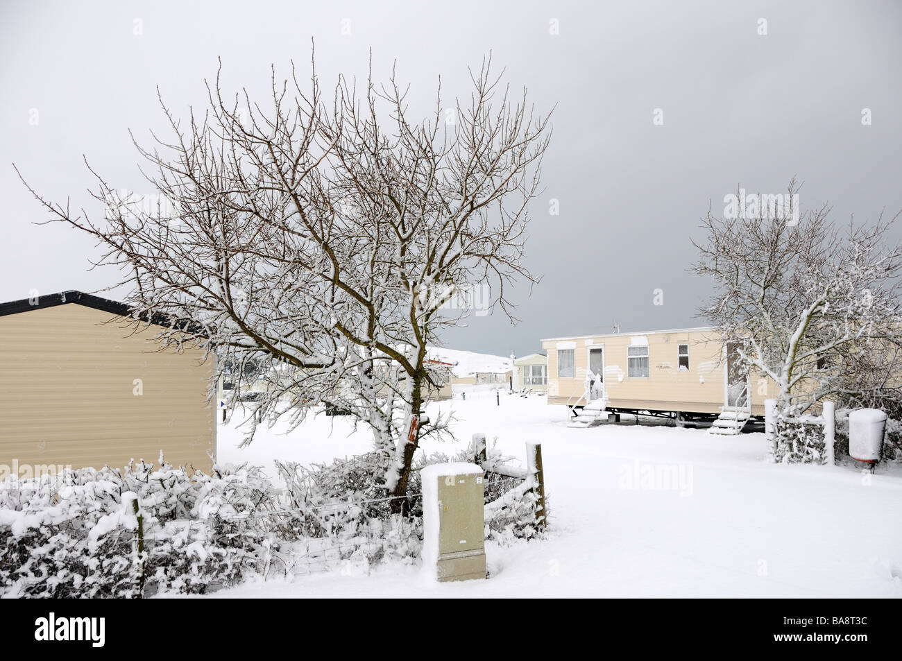 Wohnmobilstellplatz im Schnee Stockfoto