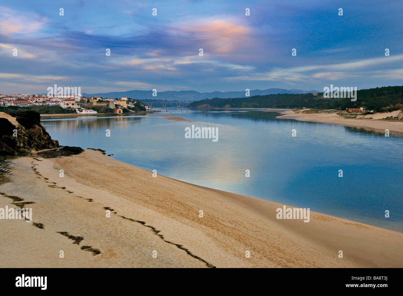 Mündung des Flusses Mira in Vila Nova de Milfontes Stockfoto
