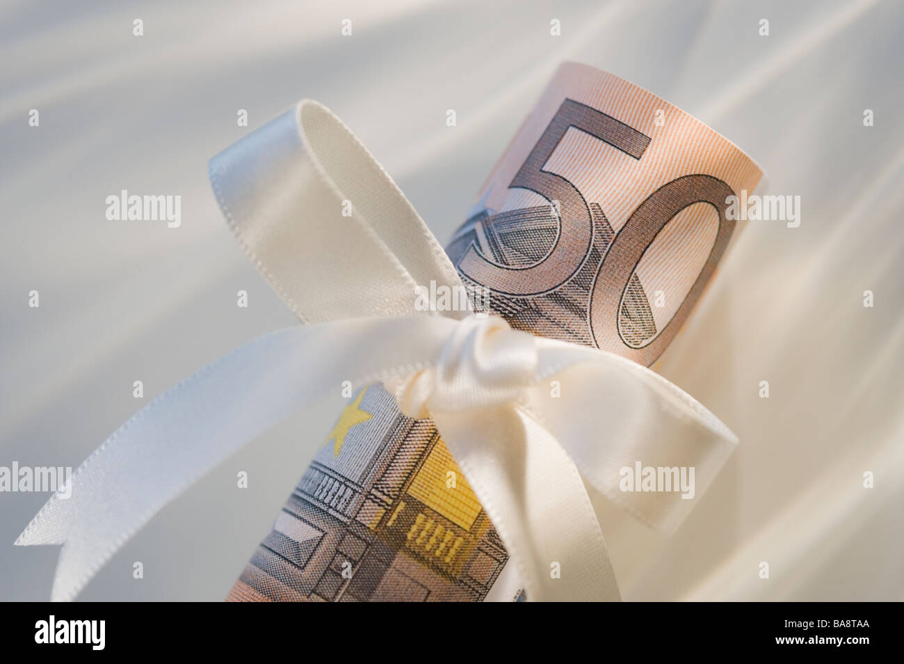 50-Euro-Schein in Band gewickelt Stockfoto