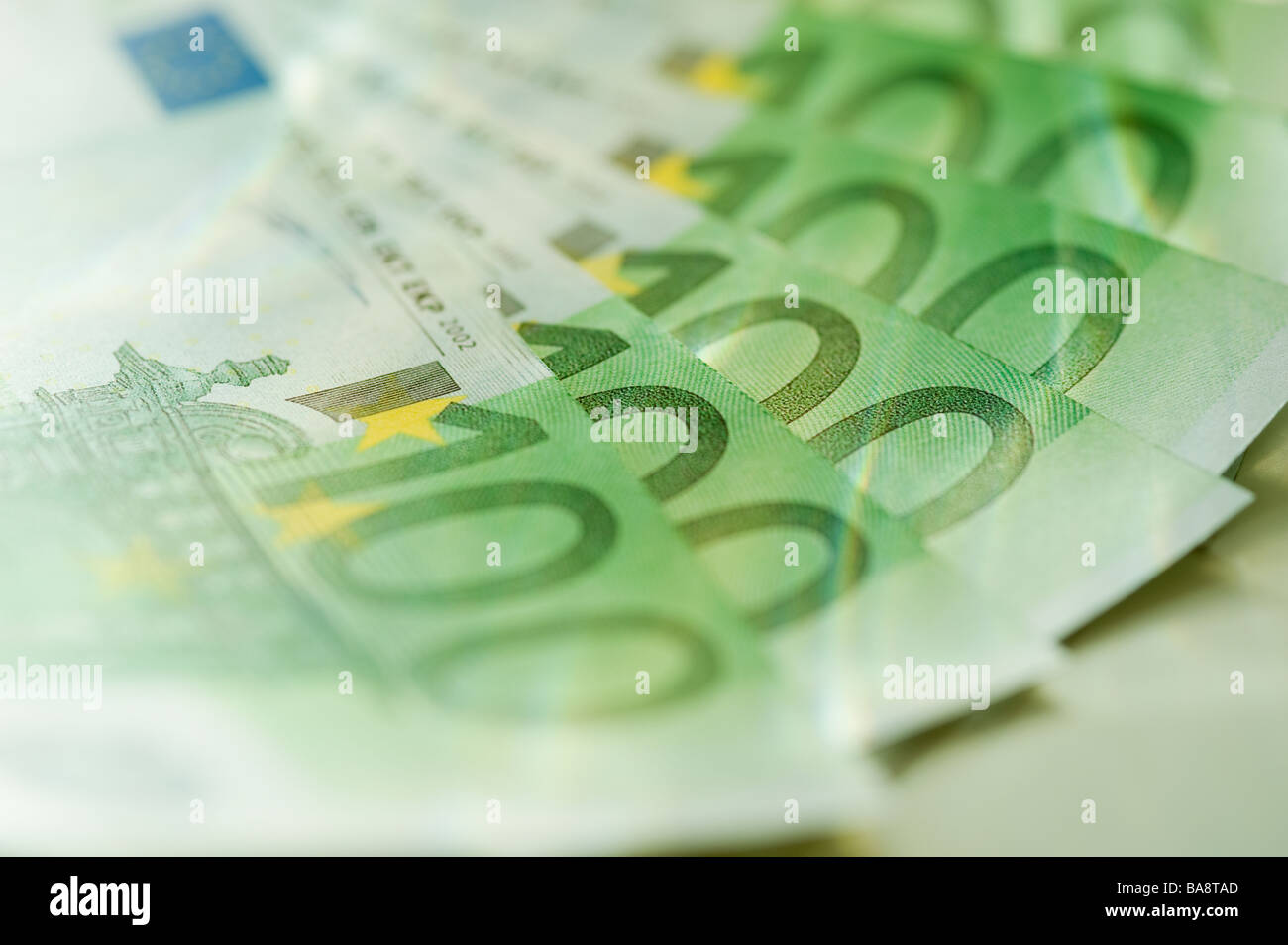 100 Euro-Banknoten verteilt Stockfoto
