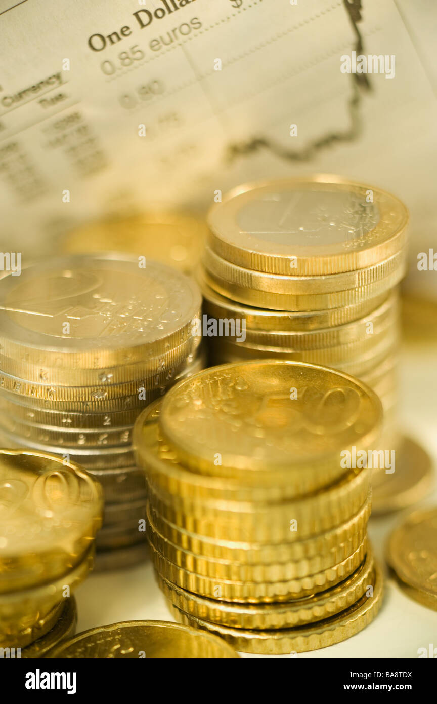 Stapel von Euro-Münzen und Wechselkurse Stockfoto